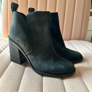 UGG Pixley Block Heeled Nubuck Leather Zip Up Boot | Size 11